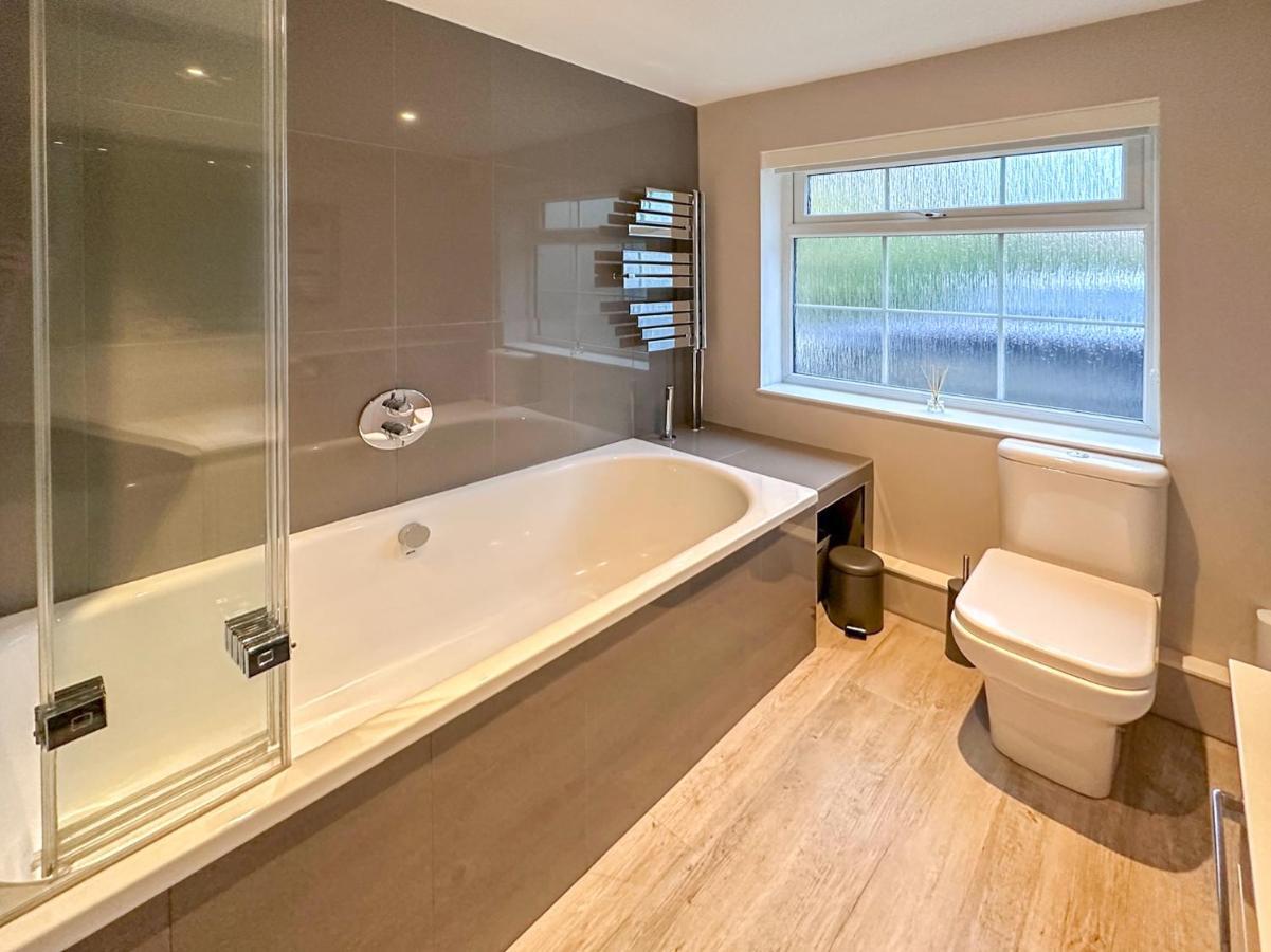 Blunsdon Lodge - Spacious Bungalow, High Speed Wi-Fi, Free Private Parking, Garden Swindon Ngoại thất bức ảnh